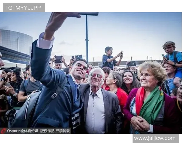 足球明星踏上新征程首度亮相机场引热烈关注粉丝争相合影热情不减